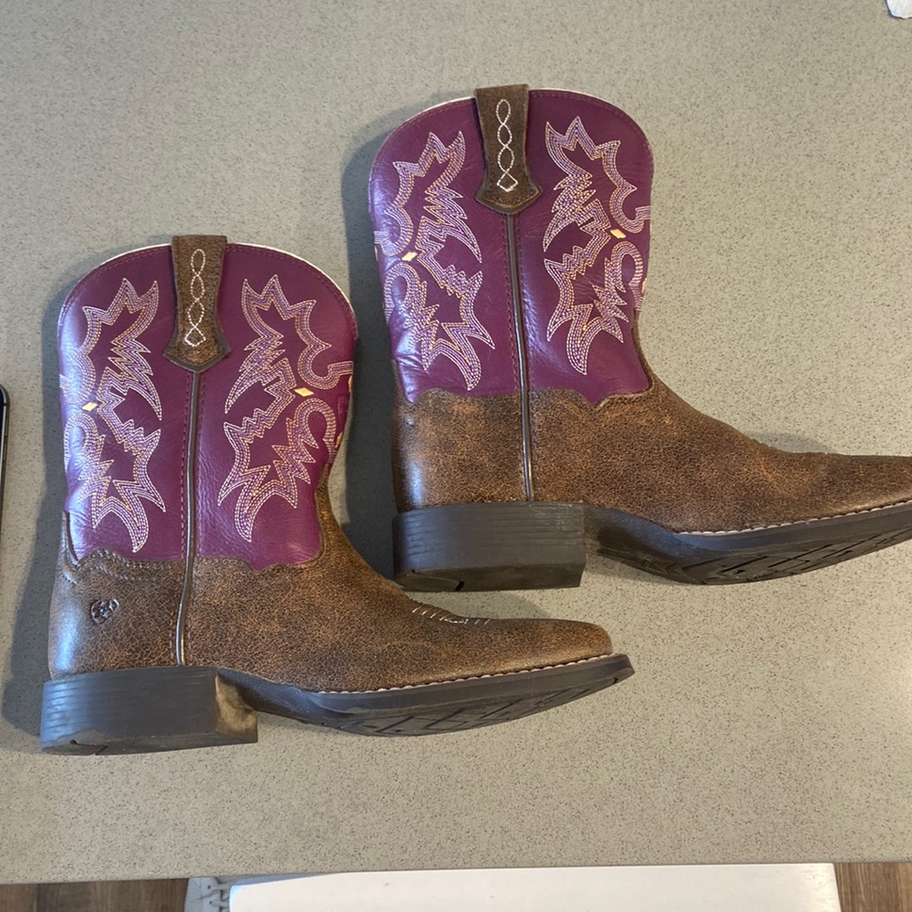 Ariat cowboy boots size 3 for kids